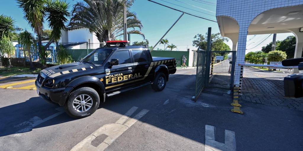 Un vehículo de la Policía Federal sale del condominio donde vive el expresidente Jair Bolsonaro.