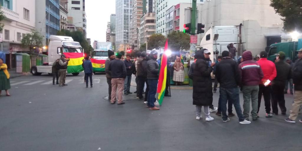 Los afiliados del transporte pesado bloquean la avenida Mariscal Santa Cruz de La Paz.