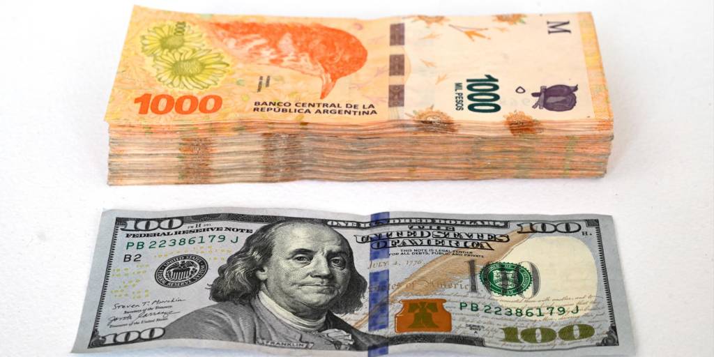 La caída del valor de la moneda argentina frente al dólar sigue sin freno