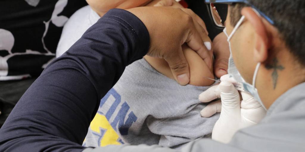 Covid: A una semana del inicio de clases, escolares no asisten a centros a vacunarse