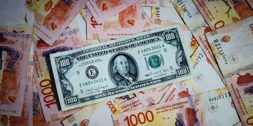 Desde hace meses, Argentina enfrenta la devaluación de su moneda nacional frente al dólar