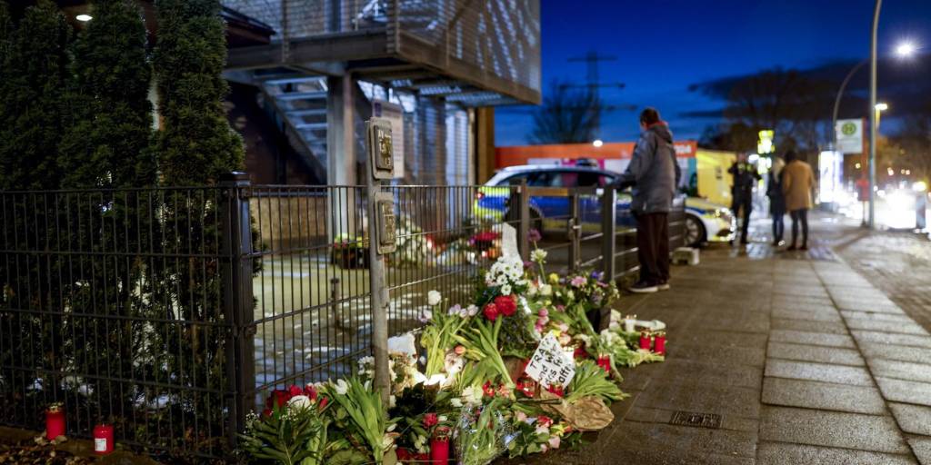Flores y velas se ven este sábado en Hamburgo, norte de Alemania, en inmediaciones de la iglesia donde varias personas murieron en un tiroteo.