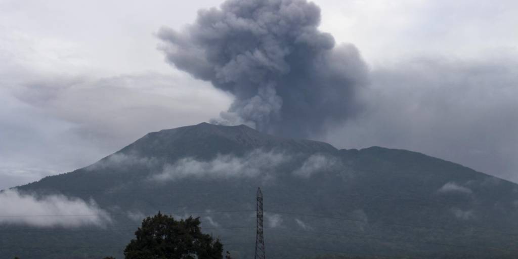 Ceniza volcánica arrojada desde el monte Marapi durante una erupción vista desde Batu Palano