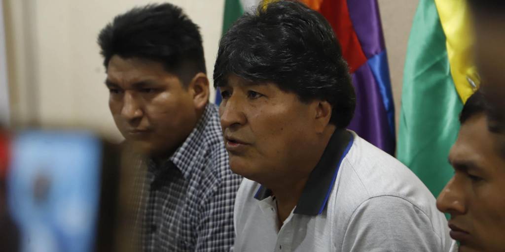 El expresidente Evo Morales (centro)