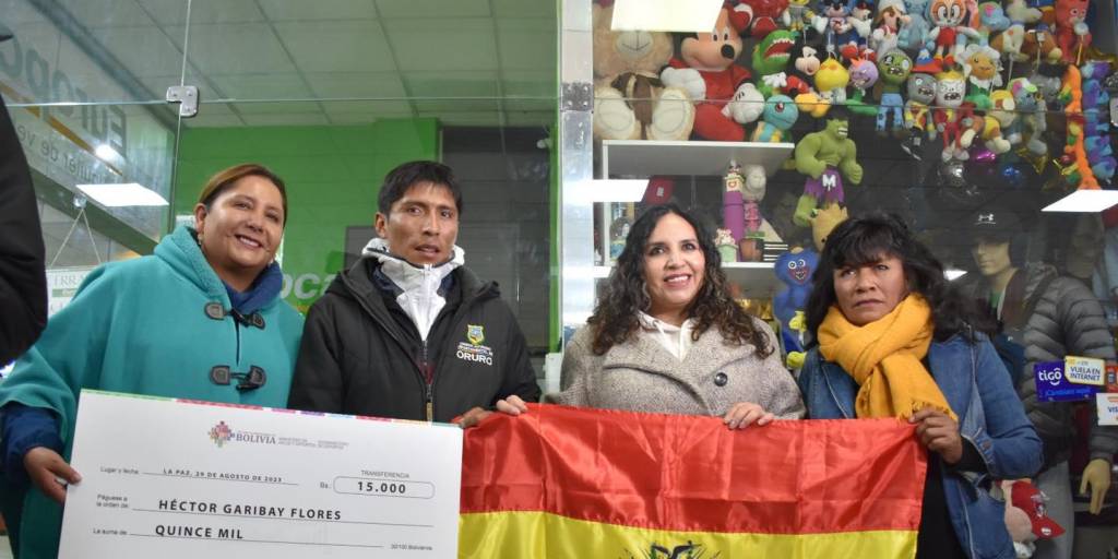 Autoridades del Gobierno recibieron al atleta boliviano Héctor Garibay.