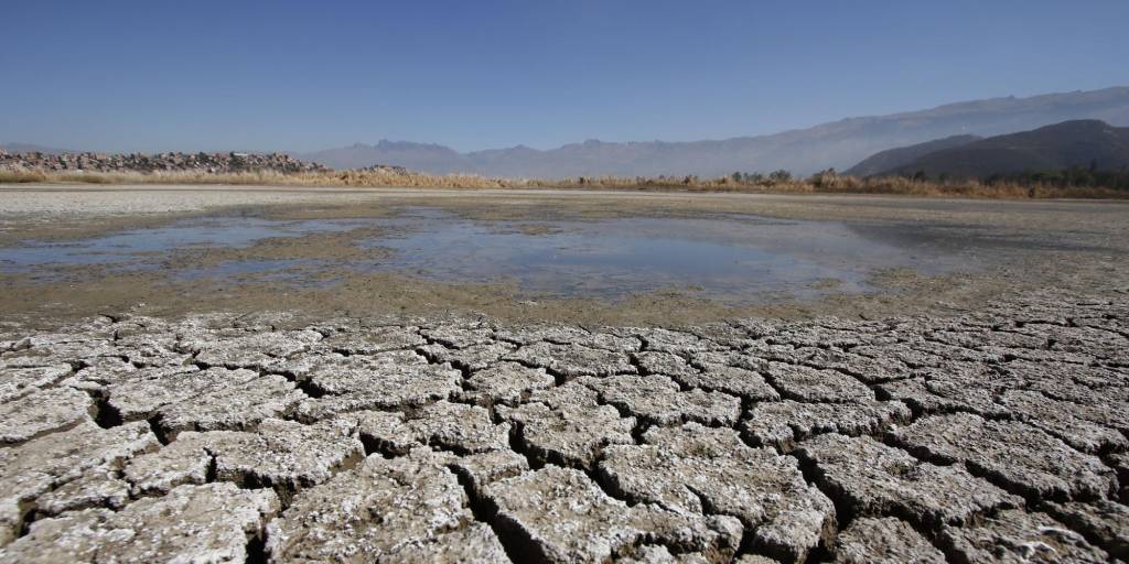 Sequía en la laguna Alalay