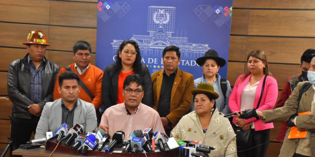 Legisladores del ala política de Evo Morales