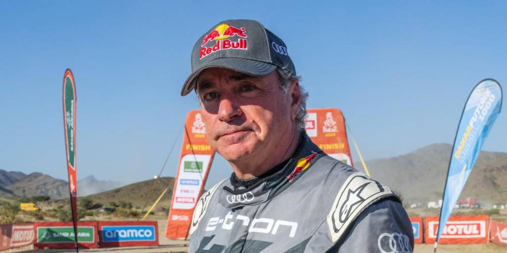 El piloto español del equipo Audi Sport, Carlos Sainz, posa para una fotografía tras la línea de meta de la etapa 11 del Rally Dakar 2024 entre Al-Ula y Yanbu, Arabia Saudita, este jueves.