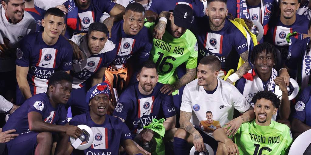 Lionel Messi (C) posa con sus compañeros del PSG durante la ceremonia de entrega de trofeos de la Ligue 1 francesa tras el partido frente a Clermont Foot 63.