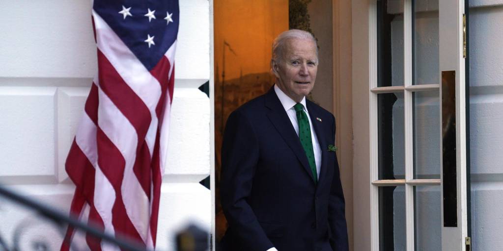 Joe Biden, caminando en la Casa Blanca