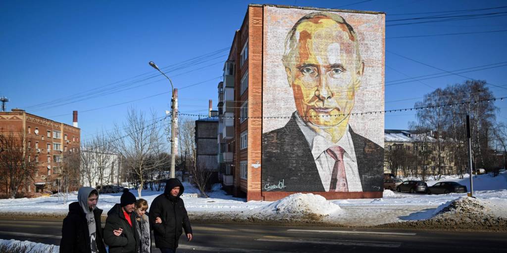 Un mural del presidente de Rusia, Vladimir Putin, en Moscú