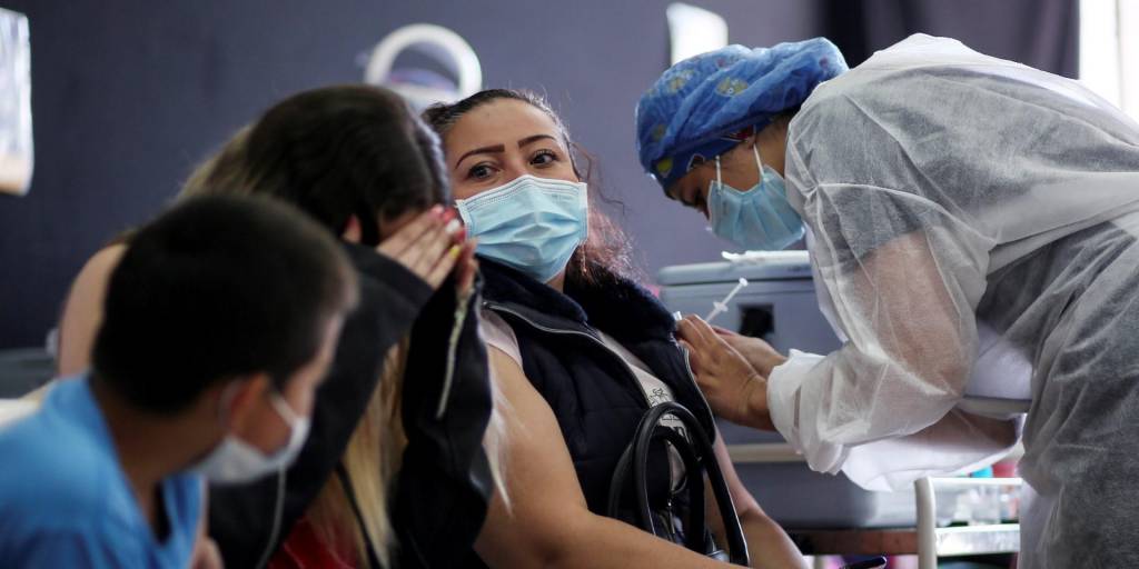 Un trabajador de la salud inocula a una mujer la vacuna CoronaVac, desarrollada por la china Sinovac.