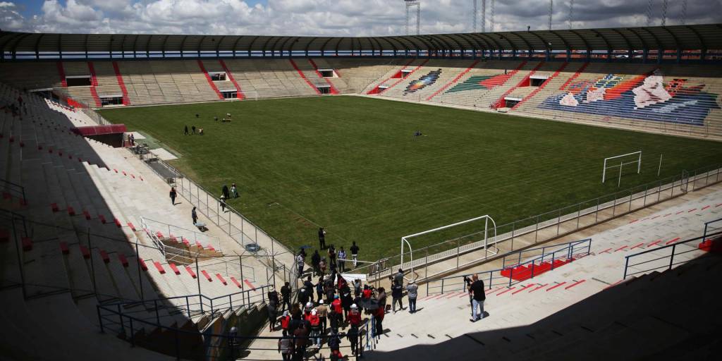 Funcionarios de la Alcaldía de El Alto y periodistas realizan una inspección Estadio Municipal de Villa Ingenio, el 25 de enero de 2024 en El Alto (Bolivia).