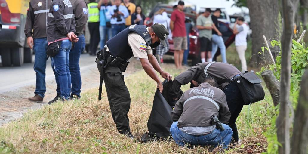La Policía de Ecuador realiza el levantamiento del cádaver de Bolívar Vera.