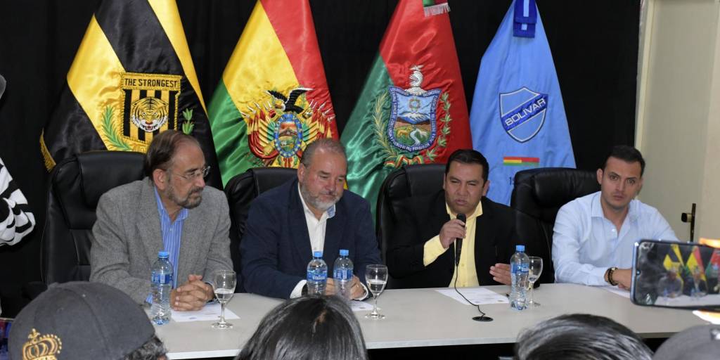Dirigentes de los equipos The Strongest y Bolívar en conferencia de prensa