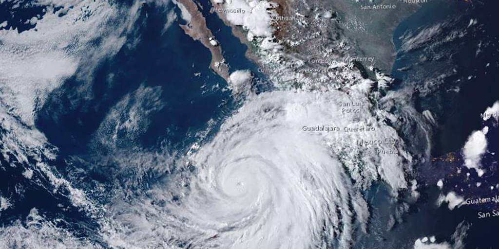 Esta imagen satelital del folleto muestra al huracán Hilary acercándose a Baja California, México