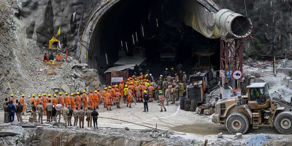 El hundimiento del túnel ocurrió el 12 de noviembre, por la caída de escombros y las sucesivas averías de las máquinas perforadoras