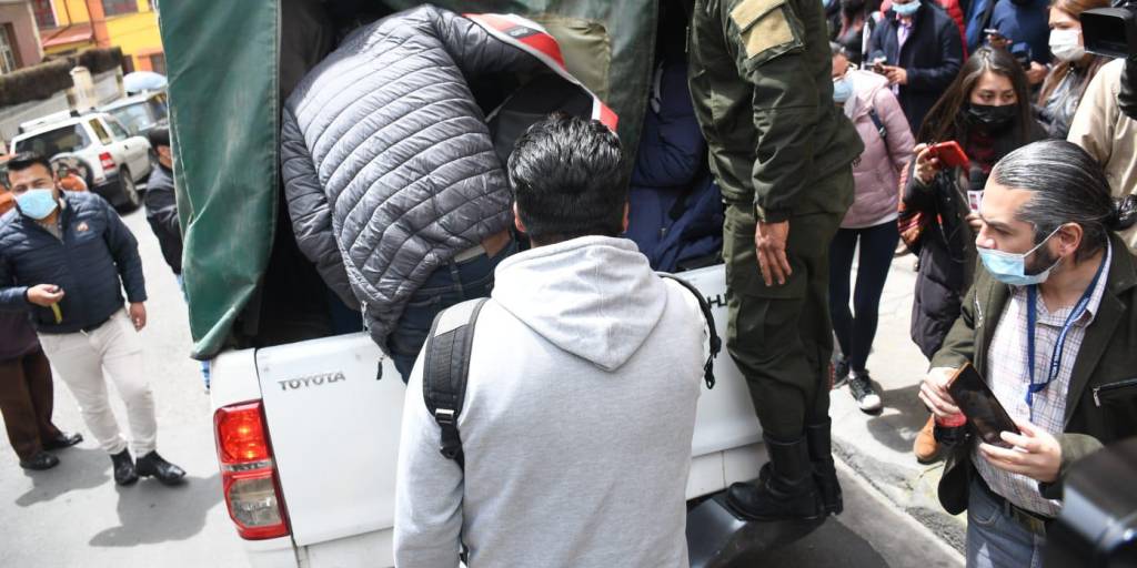 Las dos personas fueron trasladadas a instalaciones de la Felcc en La Paz