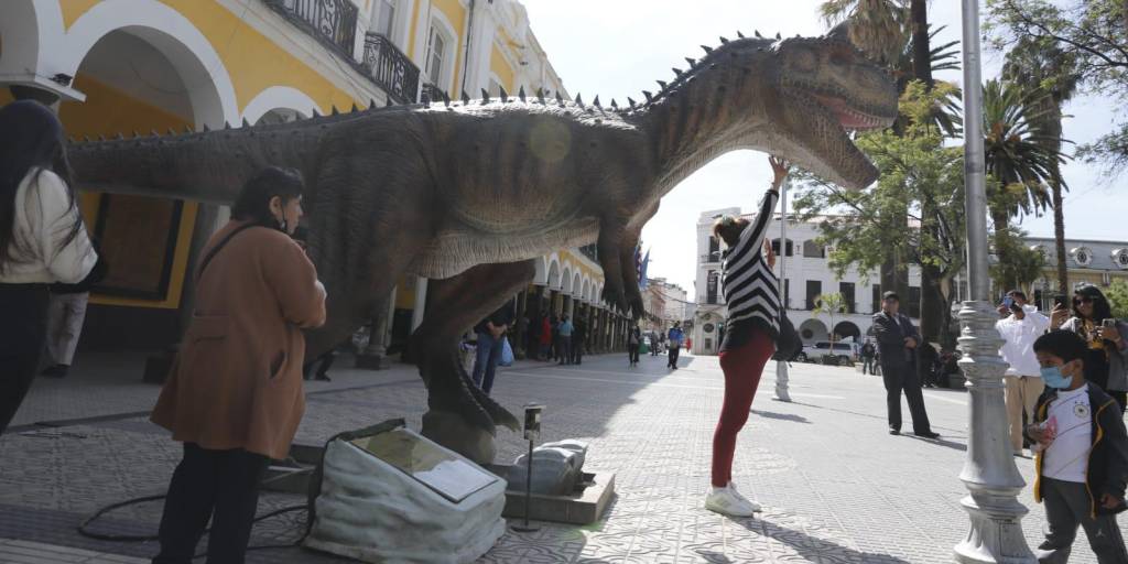 Uno de los dinosaurios instalados en puertas de la Dirección de Culturas de la Gobernación.
