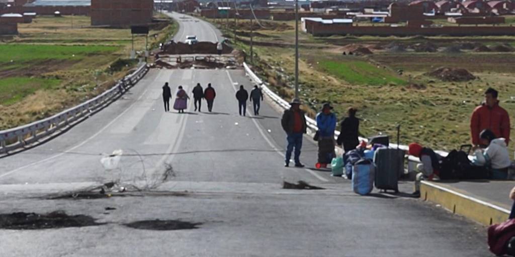 Migrantes intentan cruzar el paso fronterizo de Desaguadero que conecta Perú y Bolivia.