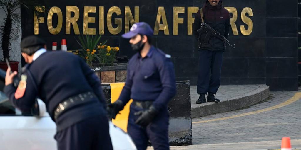Agentes de policía paquistaníes hacen guardia frente al Ministerio de Asuntos Exteriores en Islamabad este jueves 18 de enero.