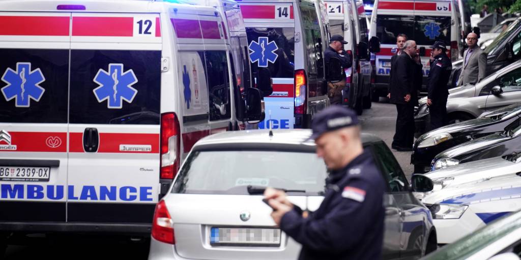 Ambulancias y policías llegan luego de un tiroteo en una escuela en la capital, Belgrado.