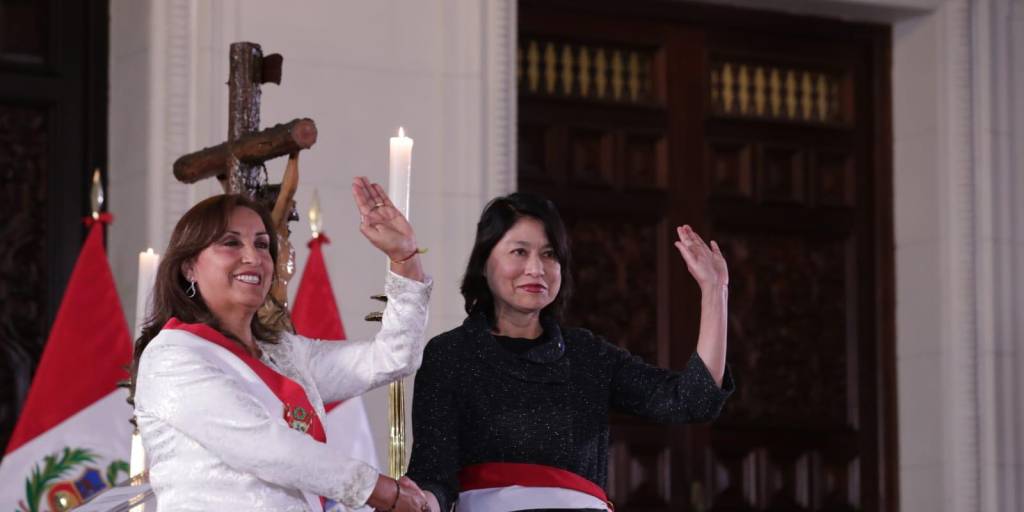 Dina Boluarte junto a Ana Cecilia Gervasi durante la ceremonia de juramentación.