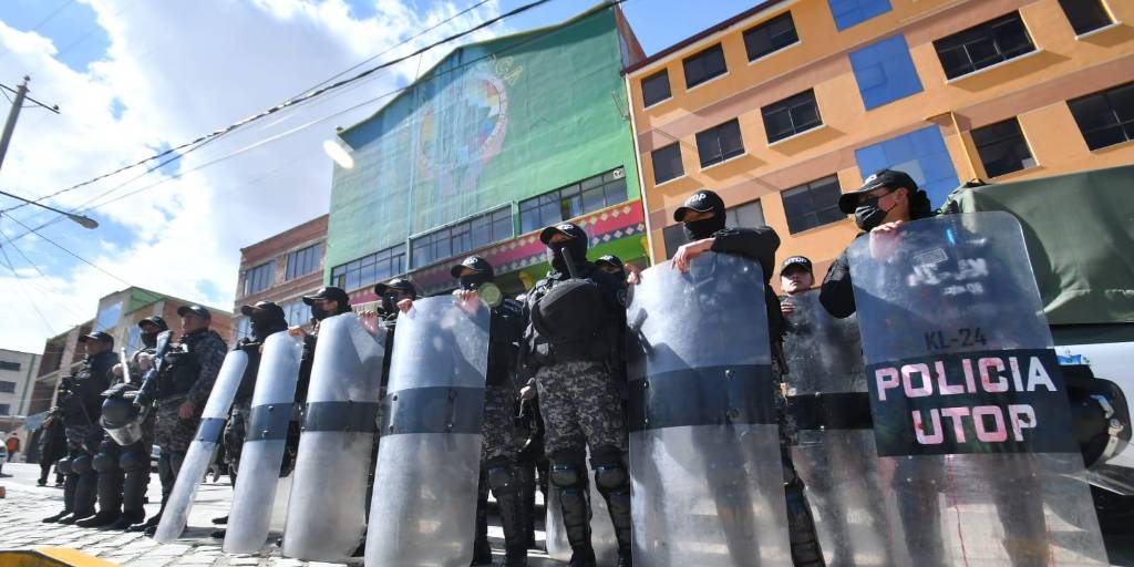 Efectivos policiales custodian el mercado paralelo de la coca de Villa El Carmen.