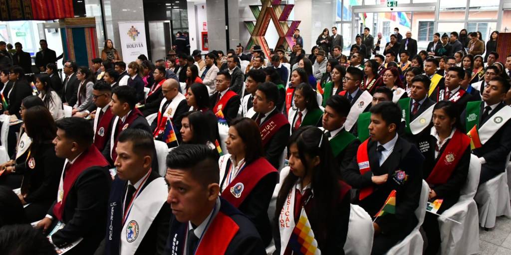 Entrega De Diplomas A Bachilleres Se Inició Este Martes Y Los Más ...