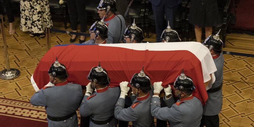 Agentes sostiene el ataúd con el cuerpo del expresidente de Chile Sebastián Piñera.