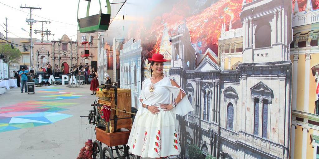 La diseñadora Ana Palza es una de las anfitrionas del pabellón, con una vestimenta típica de una chola paceña