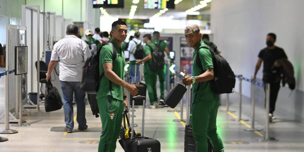 La selección boliviana parte rumbo a Arabia Saudita para los dos amistosos