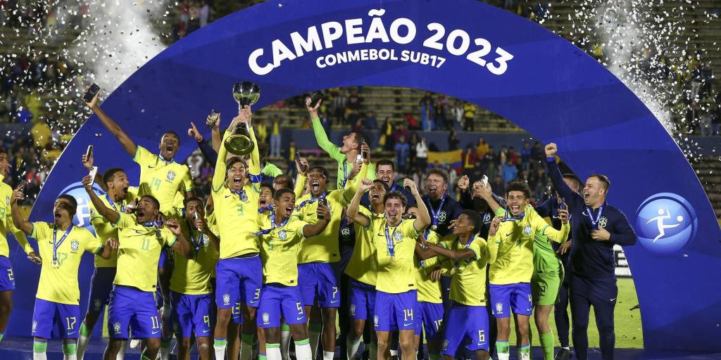 Los jugadores de Brasil celebran tras coronarse campeones del campeonato Sudamericano sub-17, este domingo, en el estadio Olímpico Atahuallpa, en Quito, Ecuador.