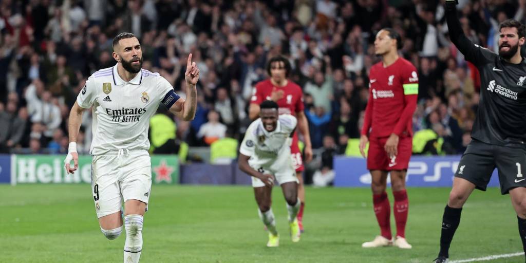 Karim Benzemá celebra el gol que ratifica la clasificación del Real Madrid