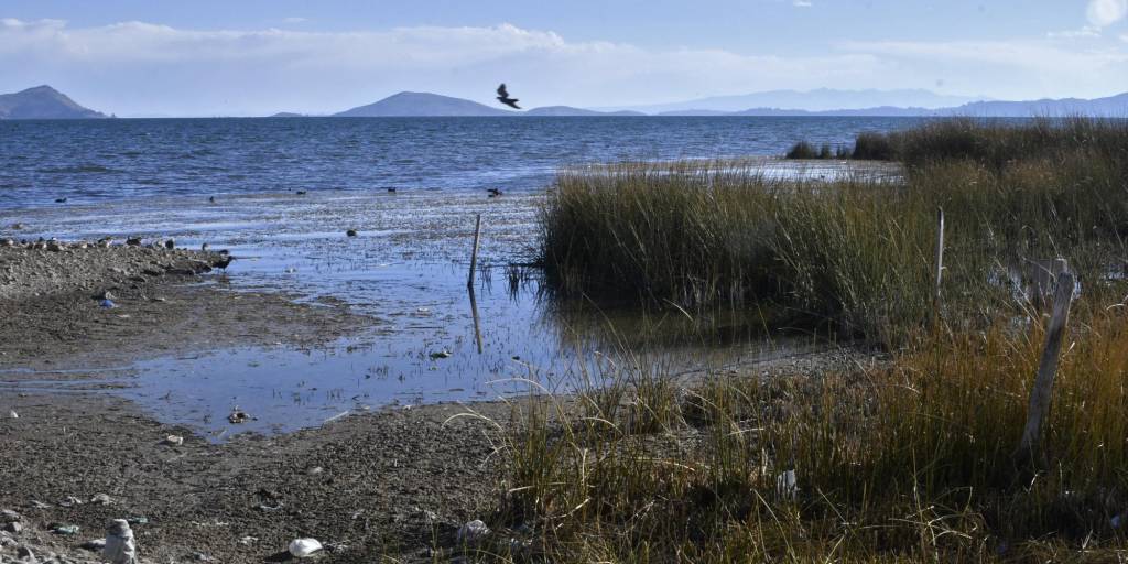 Hay alerta por el descenso del agua en el lago Titicaca