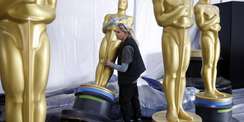 Antje Menikheim recoge una estatua de los Oscar mientras se trabaja en varias estatuas mientras se inician los preparativos para la 95ª ceremonia anual de los Premios de la Academia en Los Ángeles, California, EE. UU.