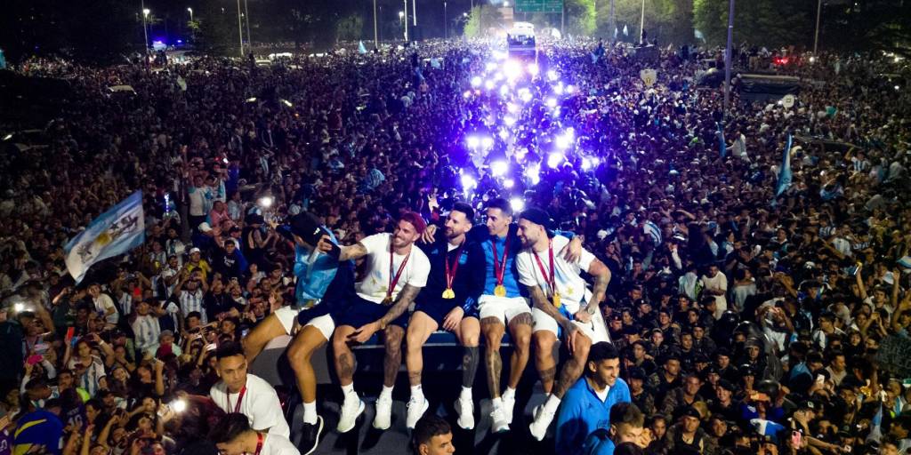 Lionel Messi (C) celebra con sus compañeros la copa mundial en Ezeiza, Buenos Aires.