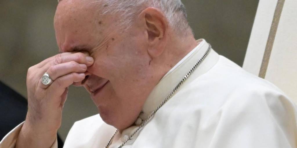 El Papa Francisco hace gestos durante la audiencia general semanal en el Aula Pablo VI del Vaticano el 29 de noviembre de 2023.