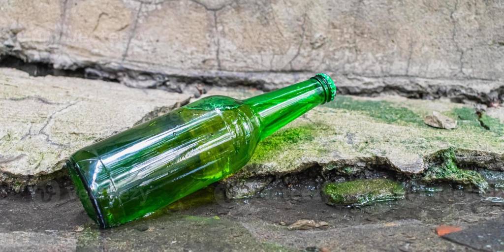 Hombre atacado con una botella