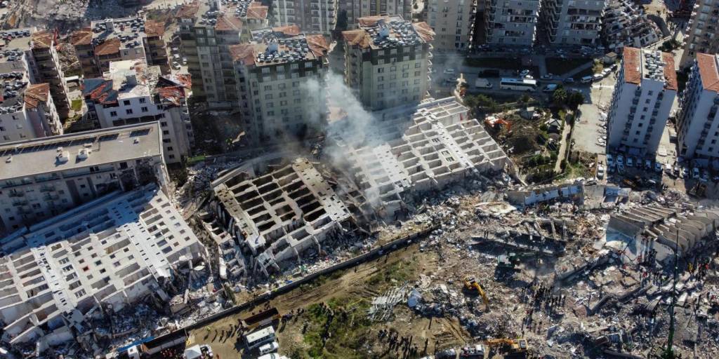 Esta vista aérea muestra edificios derrumbados en Hatay, sureste de Turquía, el 8 de febrero de 2023, dos días después de que un fuerte terremoto azotara la región. Los equipos de búsqueda seguían sacando sobrevivientes.