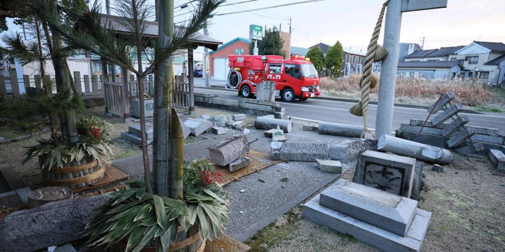 Vista de un santuario derrumbado tras un fuerte terremoto en la ciudad de Nanao, prefectura de Ishikawa, Japón.