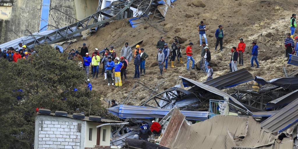 Familiares de desaparecidos observan como rescatistas buscan a víctimas tras el alud en Alausí, Ecuador.