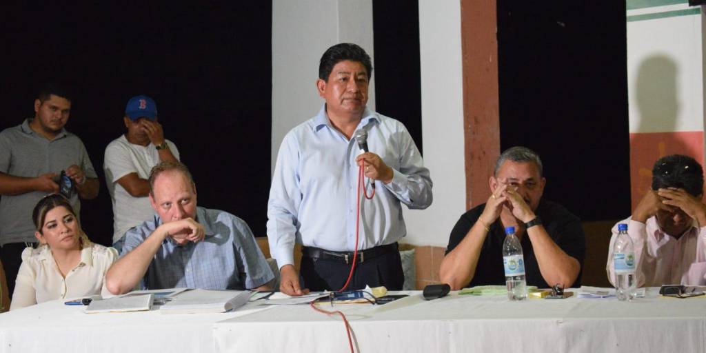 El ministro Montaño explica los avances del proyecto del puente binacional en Guayaramerín.