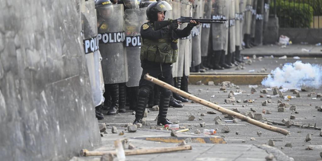 Un policía peruano durante las manifestaciones en Lima