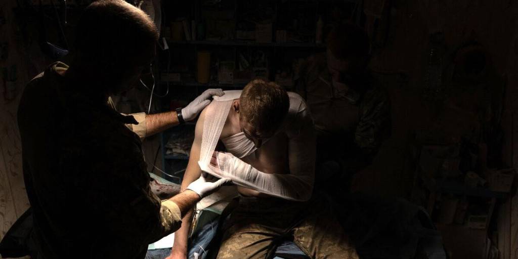 Los médicos militares ucranianos tratan a un soldado ucraniano herido en un punto de estabilización.