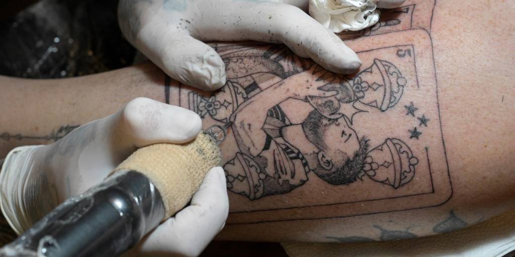 Tebi Cobra Vucinovich trabaja en un tatuaje sobre Lionel Messi con el trofeo del mundial de fútbol.