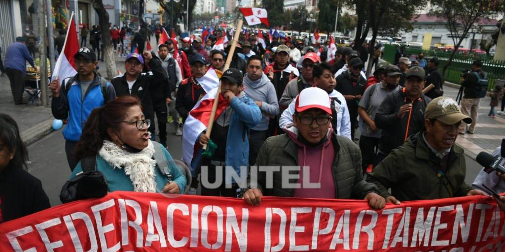 La marcha de los maestros en el centro de La Paz.