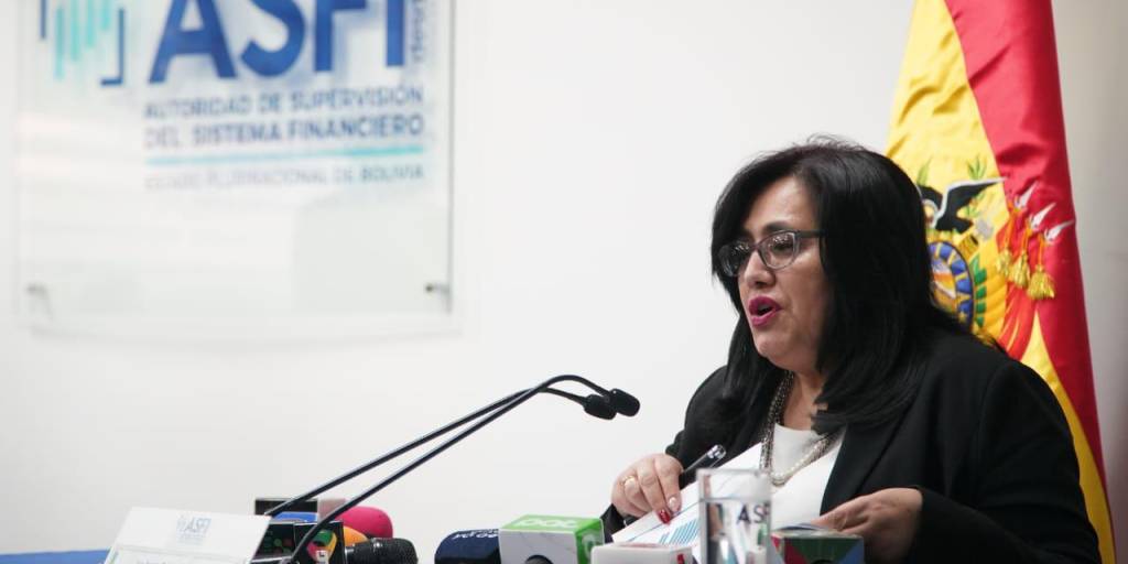 La directora de la ASFI, Ivette Espinoza, en conferencia de prensa.
