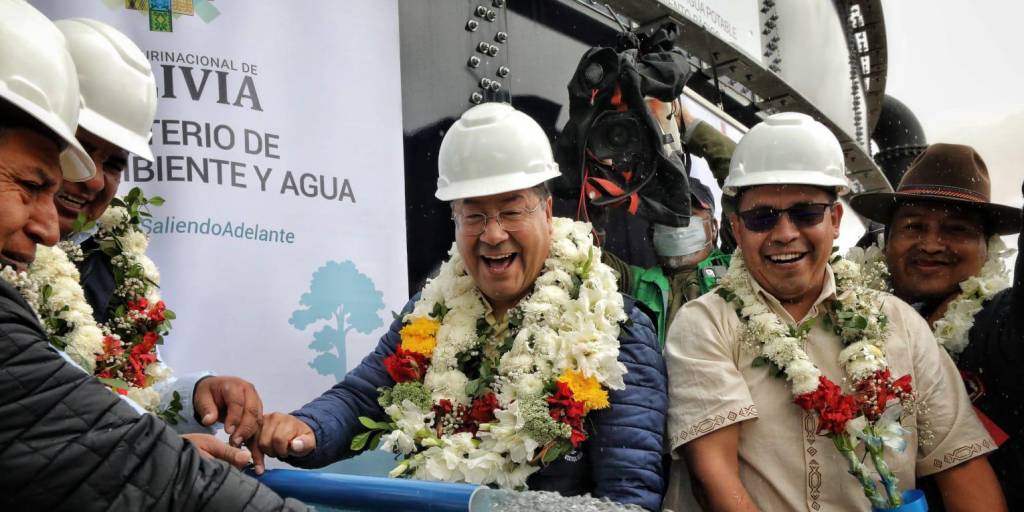 Al centro, el presidente Luis Arce inaugura un proyecto de agua en Oruro.