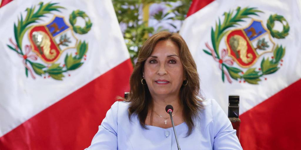 La presidenta de Perú, Dina Boluarte, brinda una declaración de prensa en Lima (Perú).
